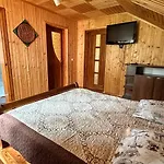 за рікою Апартаменты Татаров