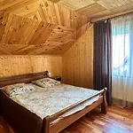 за рікою Апартаменты Татаров