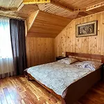 за рікою Апартаменты Татаров
